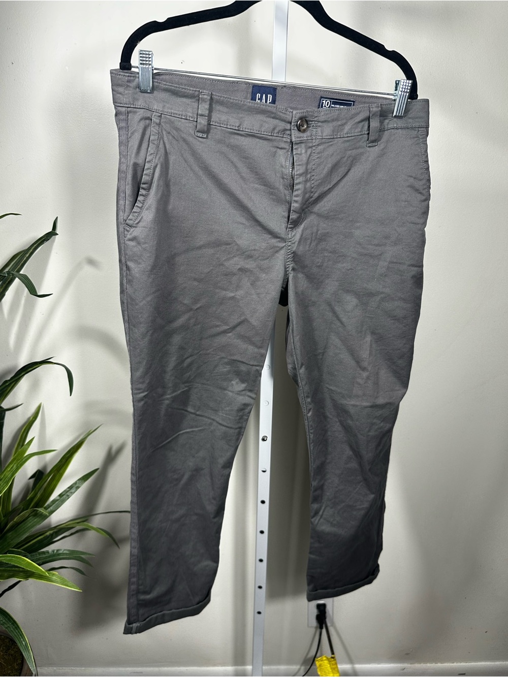 J187. Gap Relaxed Girlfriend Pants Women’s 10 Gray Chino Cuffed Casual